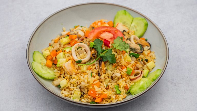 Prženi pirinač sa morskim plodovima